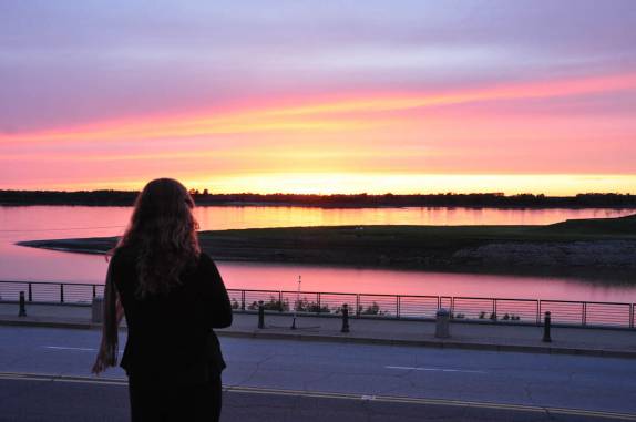 Admirando o incrível entardecer no rio Mississipi, em Memphis, no Tennessee - EUA